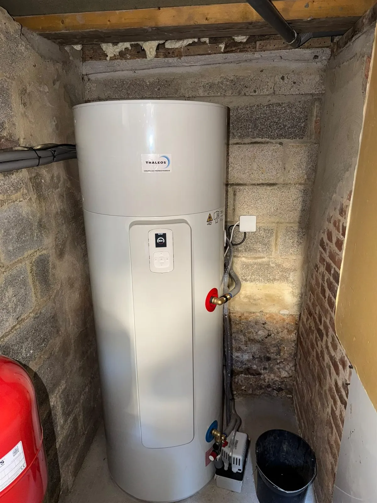 Ballon thermodynamique installé dans une cave aux murs de pierre