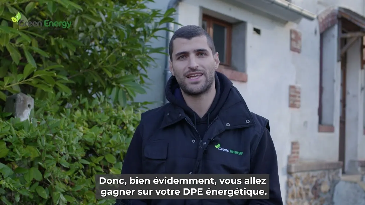 Un technicien devant une maison individuelle explique les travaux réalisés